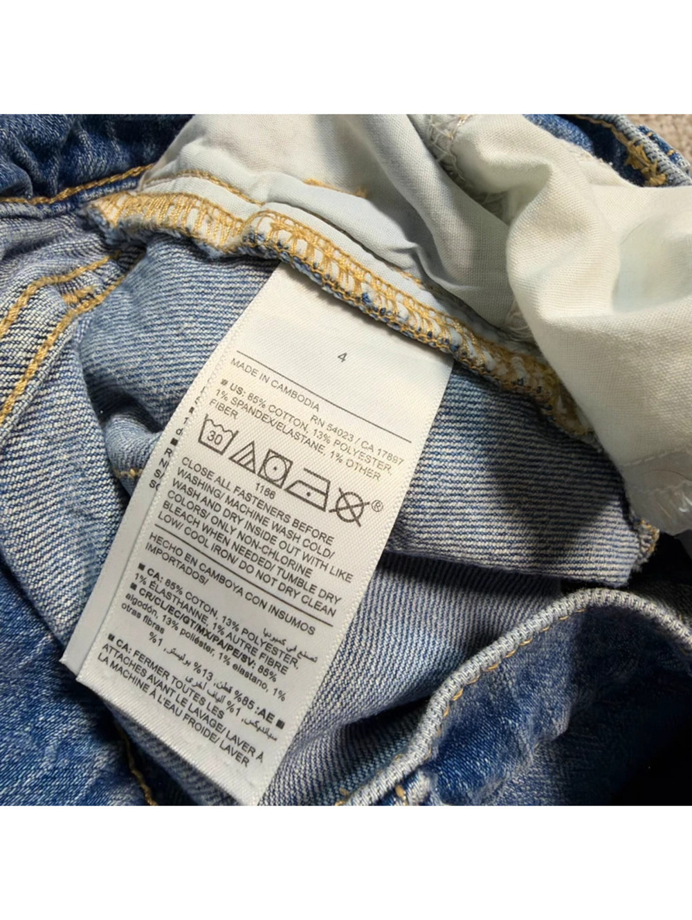 Old Navy Mid Rise Jeans - Picture 3 of 4